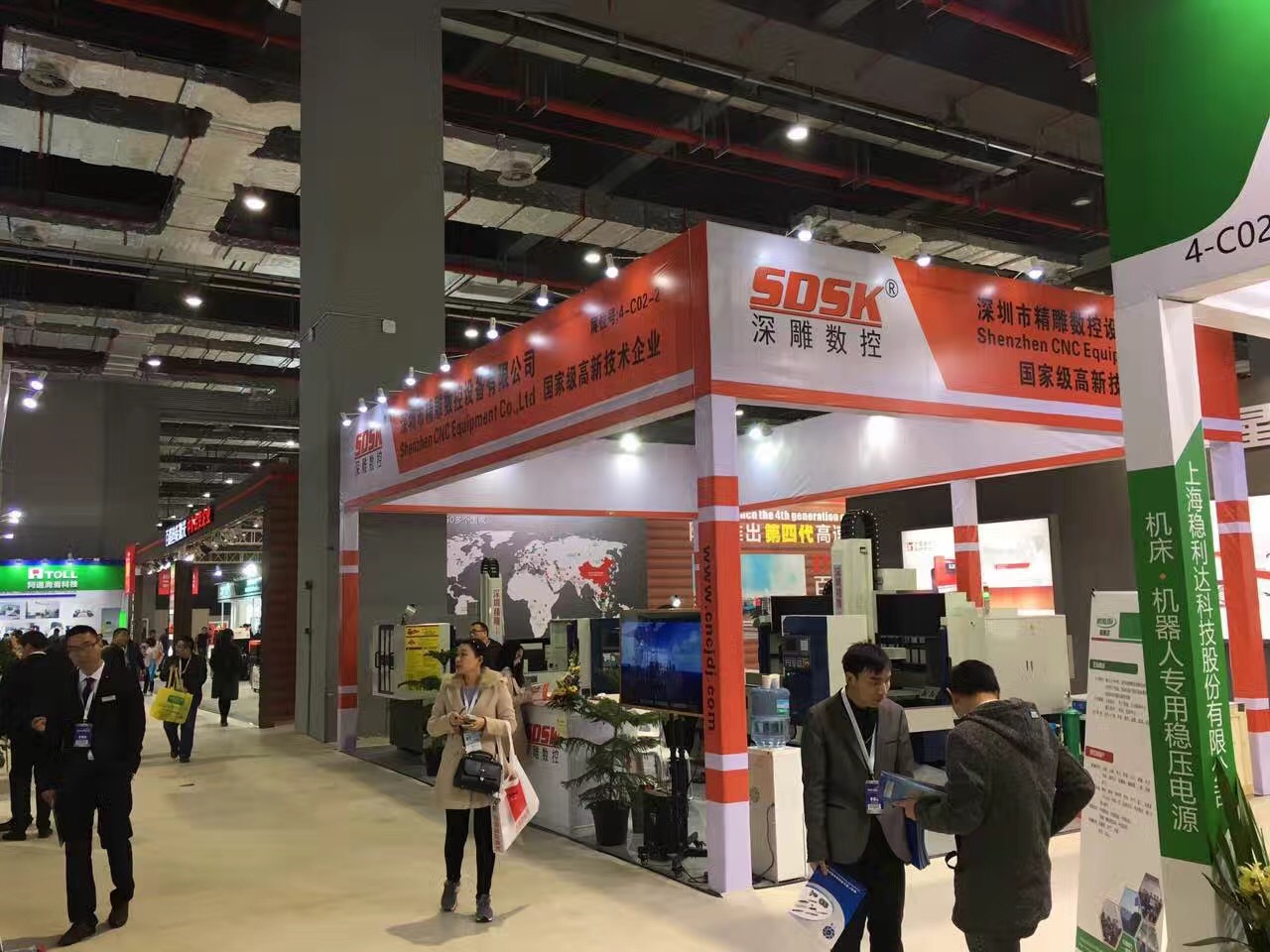 深圳精雕參加上海國際機床展會取得圓滿成功。展會上，公司主營機器，玻璃精雕機，大型精雕機，從外觀尺寸來講得到許多客戶的贊譽和認(rèn)可。